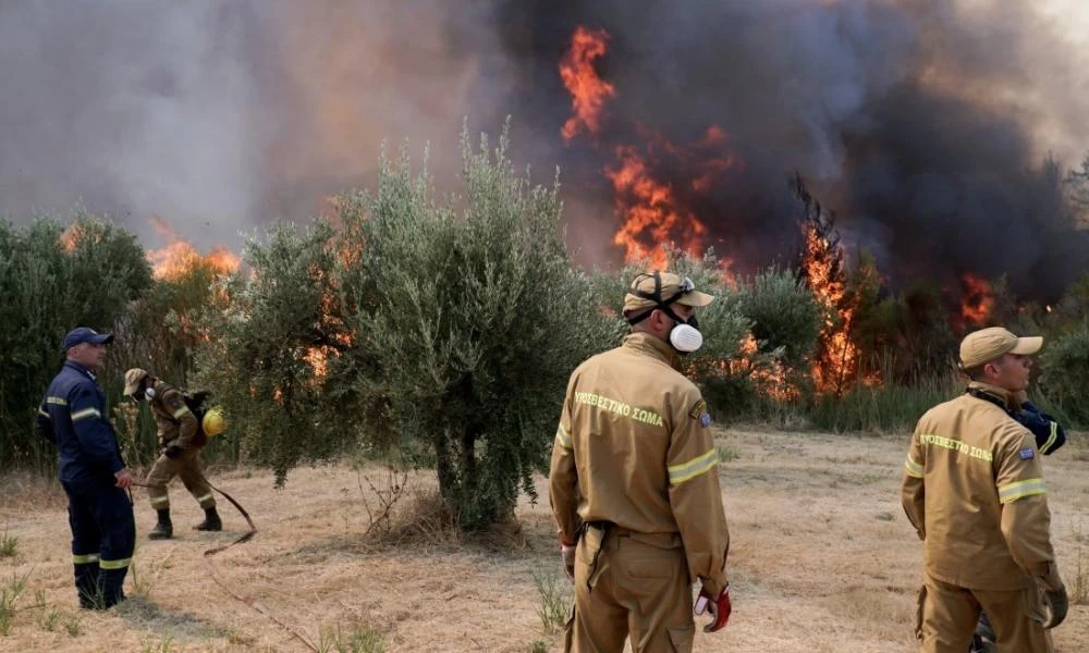 Αρχαία Ολυμπία: Στις φλόγες οι Πεύκες - Καίγονται σπίτια